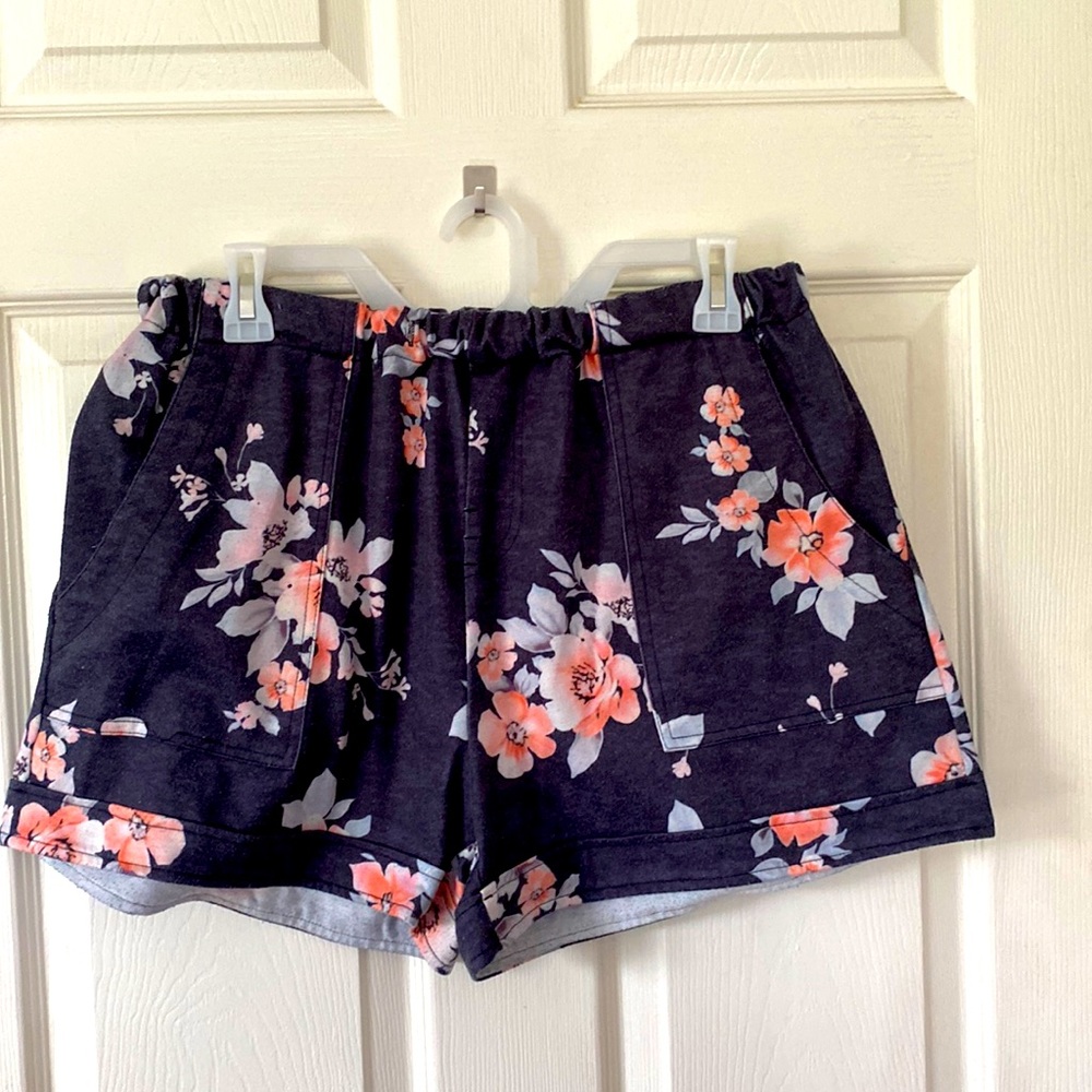Floral pair of comfy shorts with elastic waist and 4 pockets